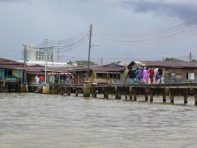 地元民が連れ立って、どこかにお出かけの模様。<br />皆さん、民族衣装に身を包んだ後ろ姿がキマってます。<br />モスクにお祈りにでも行くのかしら？