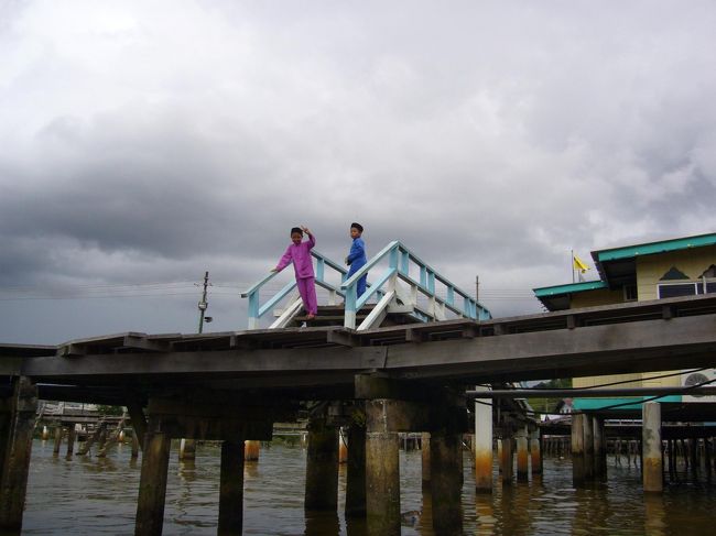 「Welcome to Brunei！」<br />そう声をかけてくれたカンポンアイールの子ども達。<br />とっても可愛かった☆