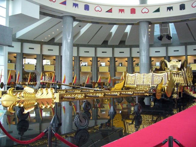 ロビーに展示されている、国王の即位の時に使われたといわれる車。<br />とっても大きく、金ぴかで眩し〜！！！！<br /><br />(ロビーから先は撮影禁止。よって、数々のお宝の写真はありません…)<br />
