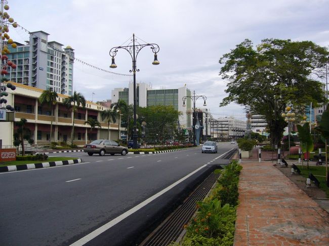 バンダル市内をJalan Jalan♪<br />人が少なくて、ちょっと寂しげな街並。