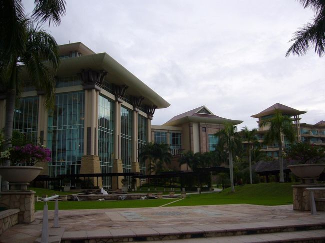 ホテルに戻ってきました。<br />お庭側から、本館を撮影。