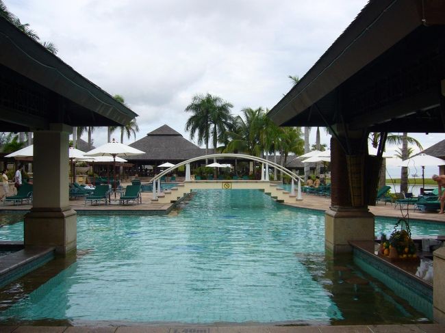 夕飯まで、プールでひと泳ぎ。<br />広くて、開放感があるプール。