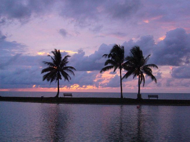 ホテルのお庭から見えた夕焼けの風景。<br />やっぱり、ボルネオ島の夕焼けはキレイですよね〜。<br />心が洗われます。