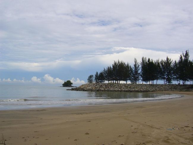 DAY3：ブルネイ→シンガポール<br /><br />さてさて、旅行最終日です。<br />さわやかな目覚めの後は、ホテル内のラグーンを散歩。<br />浪打際で足をパシャパシャ、リゾート気分☆