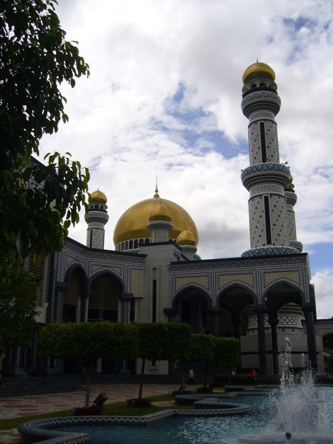 まずはニューモスクにやってきました。<br />金色たまねぎが青い空に映え、素敵な写真が撮れそうです！