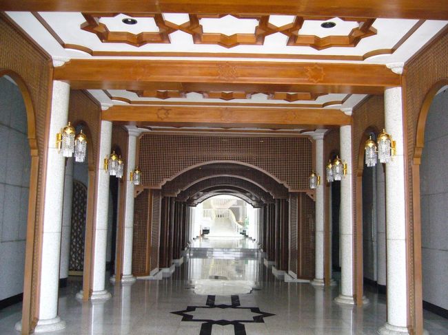 ニューモスク内部はかなり広いです。<br />(この日は何かイベントがあるとかで、奥の方までは覗けなかったのですが…)<br />