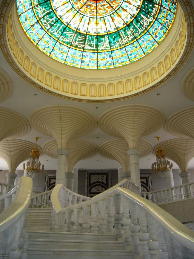 ふぉぉぉ〜。<br />螺旋階段の上には、なんともエキゾチックなモチーフの天井が…！！！！！<br />天井マニア(自称)の私には、溜まらない構図です。