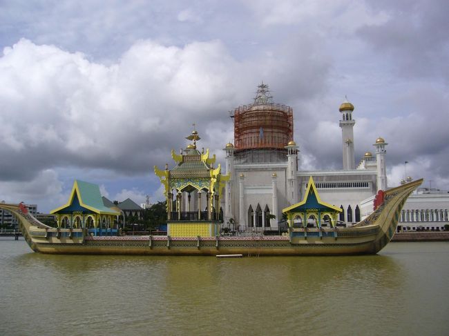 お次はオールドモスク。<br />ちょうど改修工事中で、てっぺんが網に覆われ美しさ半減。<br />残念！