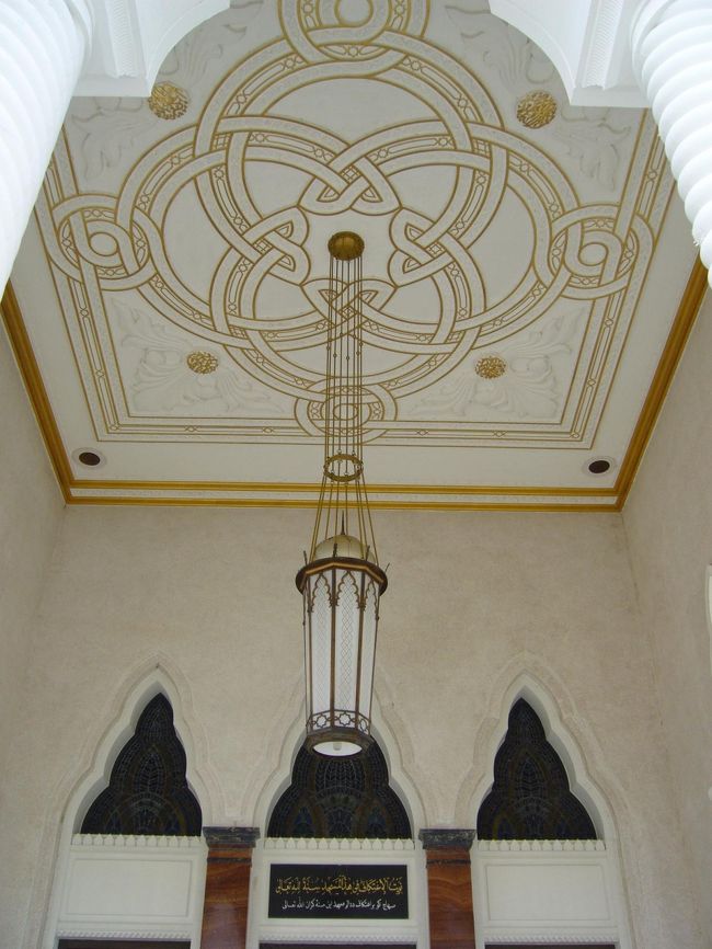 オールドモスクを訪れた時間は、ちょうど礼拝の時間と重なっていたため、内部の見学は出来ず…<br />入り口の天井だけはしっかりカメラにおさめて、モスクを後にしました。