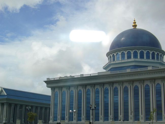 空港へ向かうバスから見えたモスク的な建物。<br />うつくしーー！！！