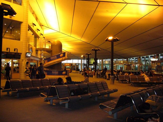 とってもこじんまりとしたブルネイ国際空港内。<br />私が今まで利用した、他のどの空港よりも小規模なような。