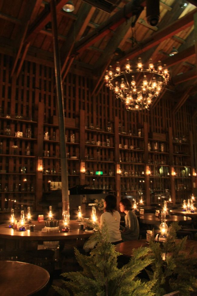 北一硝子三号館<br /><br />これが左側にあった北一ホールです。北一硝子の中でここだけフラッシュなしなら撮影可能だったのでパチリ。ちょっとブレ気味。。。