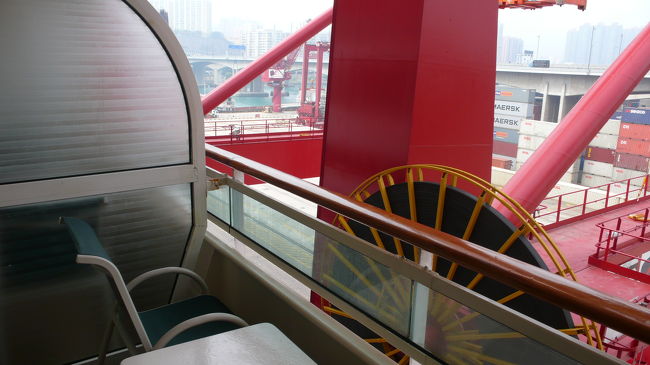 ベランダのすぐ傍には大型のクレーン車が立っています。デカイです。