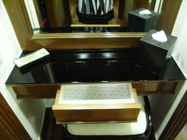 ■ドレッサー■<br /><br />とってもシンプル。<br /><br />でもティッシュがココにも置いてあるのは、嬉しい♪