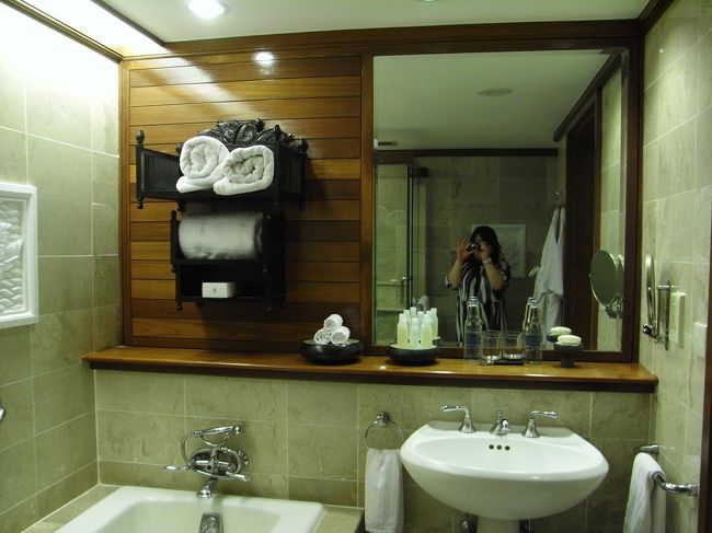 ■バスルーム■<br /><br />バスルームに入って右側には、洗面台が！<br /><br />