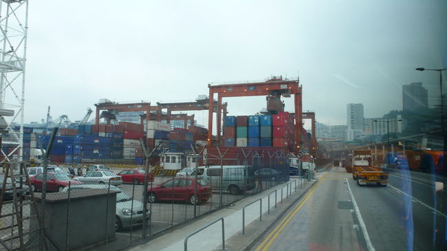 今回の出航場所は、通常の客船発着港ではなくて、コンテナターミナルからです。<br />一般車の立ち入りは禁止場所ですから、バスの運転手も初めてのようで、同じところをグルグル回る始末。<br />３０分位で到着の予定が、１時間以上も走る有様。