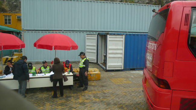 やっと検問所に到着。<br />一般車立ち入り禁止箇所のため、事前に目的と車体番号を申請する必要が有るそうです。<br />このバス会社は、申請してなかったため、お叱りを受けていたそうです。