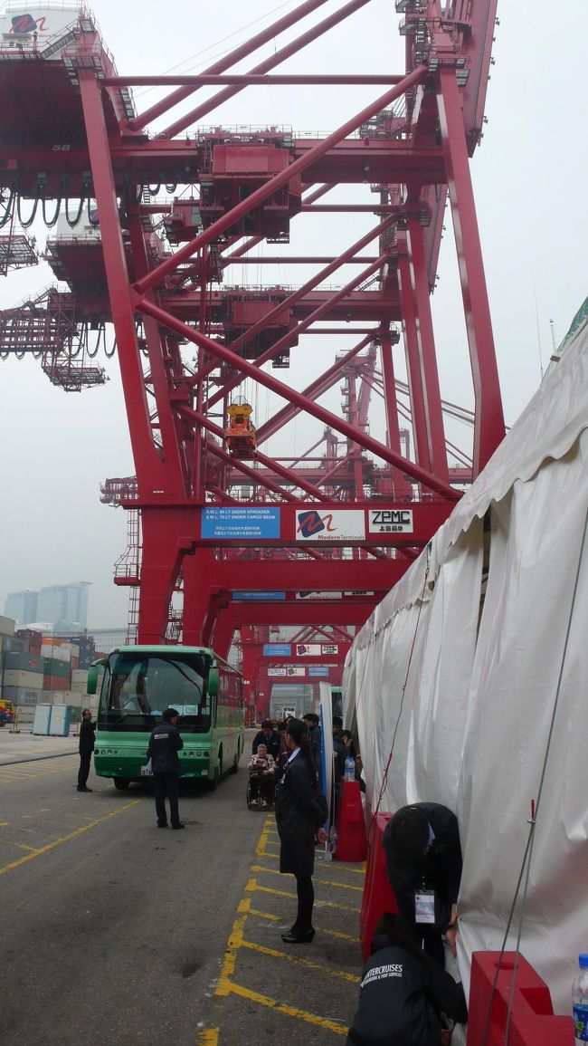 乗船ターミナルに到着です。<br />不慣れなバス運転手のため、検問所に最初に到着したが、後から来たバス６台に追い越され、２倍近い時間が掛かりうんざり、下手くそ運転手。<br />ターミナルと言っても、大型クレーンの下に仮設テントを造っています。<br /><br />香港のコンテナ取扱個数ランキングは、２００６年の統計では世界第２位で２３２３万個。１位はシンガポール２４８０万個、５位釜山１２０３万個、横浜２７位で３２０万個、神戸３９位で２２７万個。<br /><br />１９８０年の統計では香港１４７万個、神戸１４６万個、横浜７３万個、釜山６４万個でした。<br /><br />この２６年間で、香港の取扱個数は１５．８倍に、釜山１８．８倍に増加、それに比べ横浜は僅か、４．４倍、神戸に至っては、１．６倍。<br />なんとお粗末、これは政治の貧困によるものでしょうか？？それとも？？？？<br /><br /><br />