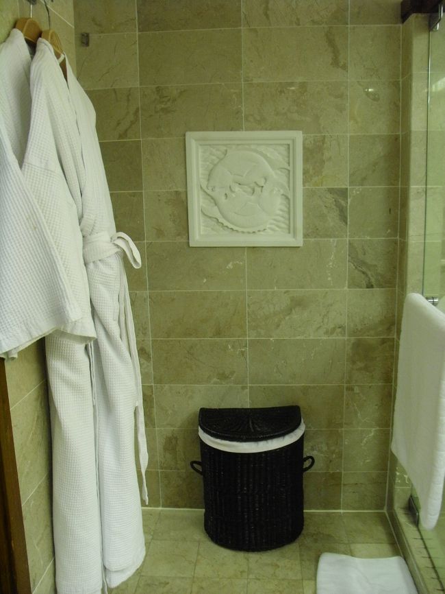 ■バスルーム■<br /><br />バスルームの左側。<br />脱いだ物を入れる、バスケットも置いてある！！<br /><br />右側：シャワーブース<br />左側：トイレ