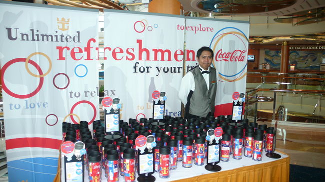 飲み物入れです。<br />マホービンのようなもので、船内の無料コーヒー・紅茶等を入れて、船内・船外で飲用可能です。<br />