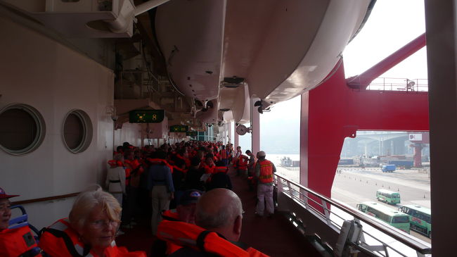 避難訓練が始まりました。<br />部屋毎に参加者人員の確認をします。<br />訓練前には、プールやバー・レストランに居る人はすべて追い出されます。<br />サボってはいけませんよ。