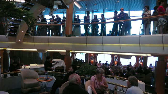 船内では、生演奏に聞き入ってる人が多かった。