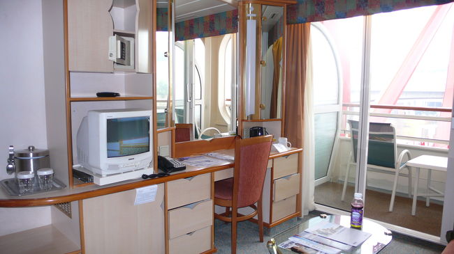 窓際のデスク周りです。<br />ベランダには椅子２脚と小さい机１つです。<br />部屋の広さは、１８?＋バルコニー４?です。