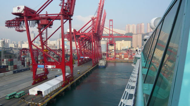 いよいよ出航です。<br />停車中のバスや受付ターミナルのテントと、大型クレーン車を比べて下さい。<br />写真をクリックして拡大して見て下さい。<br />