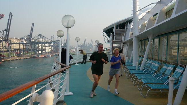 出航直後から、船上を走っているご夫婦。<br />全力疾走しています。