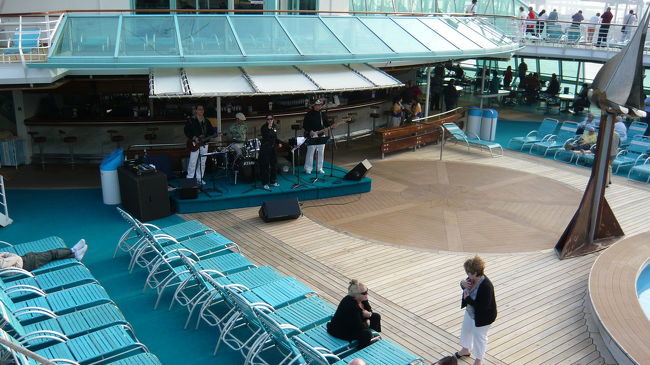 出航パーティが開かれていますが、寒いのでほとんど集まっていません。<br />