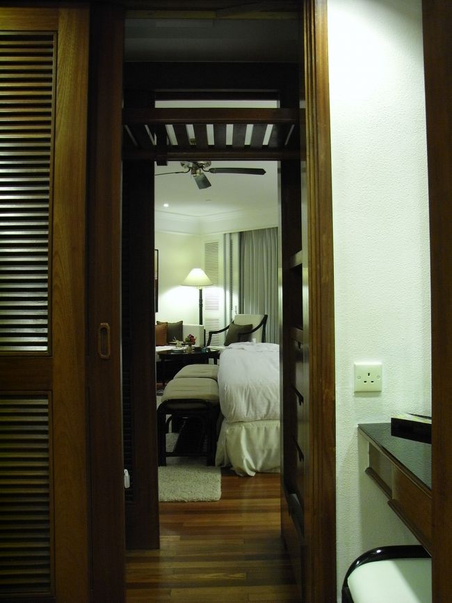 ■クローゼット■<br /><br />クローゼットの扉は、<br />ベッド側・ドレッサー側と両方開くので、<br />開けたままにしておくと、<br /><br />バスルーム→ドレッサー→クローゼット→ベッド<br /><br />と、通り抜けできる…<br /><br />これ、本当に便利！！<br /><br />ヾ(≧∇≦)〃<br />