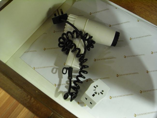 ■クローゼット■<br /><br />ドライアーも完備！<br />風圧も問題なし！！<br /><br />あとコンセントの穴を対応させるのも置いてあった！<br />コレを見た時に、今回忘れてた事に気付き<br />本当にありがたかった…<br /><br />危うくデジカメの充電がデキないところだったなぁ〜