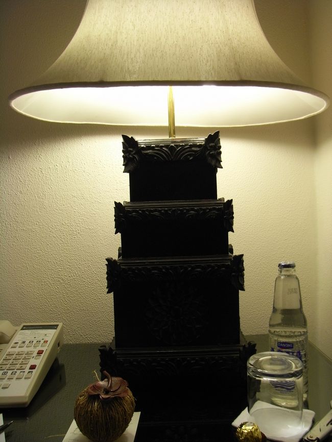 ■部屋■<br /><br />ベッドサイドテーブル。<br /><br />ライト手前のヤシの実をベッドに置くと、<br />シーツ交換のサイン。<br /><br />なんか南国っぽい♪