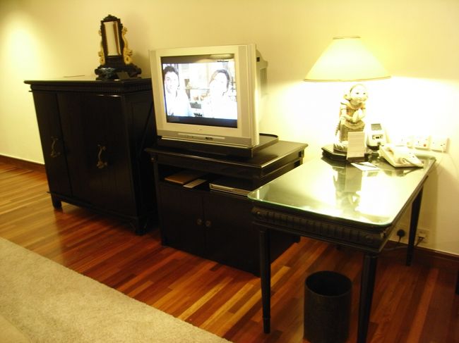 ■部屋■<br /><br />ミニバー・テレビ・デスク。<br /><br />ミニバーの中に冷蔵庫があります。<br /><br />テレビはアメリカ・イタリア・ロシア・フランス・インドネシア・中国・韓国・日本…と様々なチャンネルが用意されており、DVDプレーヤーも置いてある！！<br />（ソフトはラウンジで貸し出し）<br />