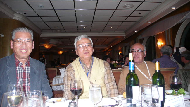 今回は以前に、他のクルーズでご一緒した方達と参加しました。<br />どんな楽しいクルーズになるのでしょうか？<br />前祝の心算で、各自好きなアルコールを注文してます。<br />