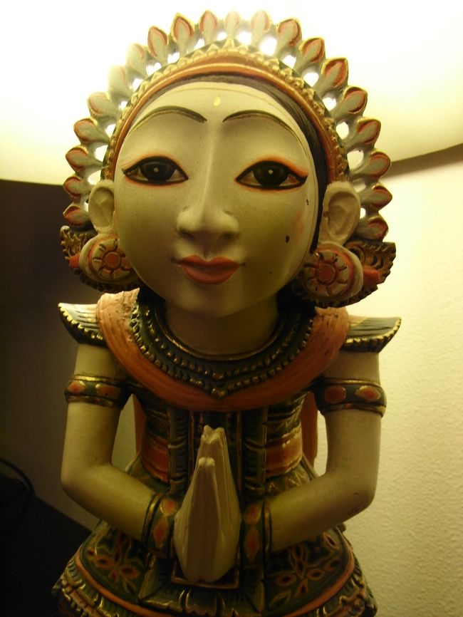 ■部屋■<br /><br />デスクのライトが、カワイイ♪<br /><br />『トゥリマカシー！！』<br />『サマサマー！！』<br /><br />って感じ？？<br /><br />(￣ー*￣)b<br />