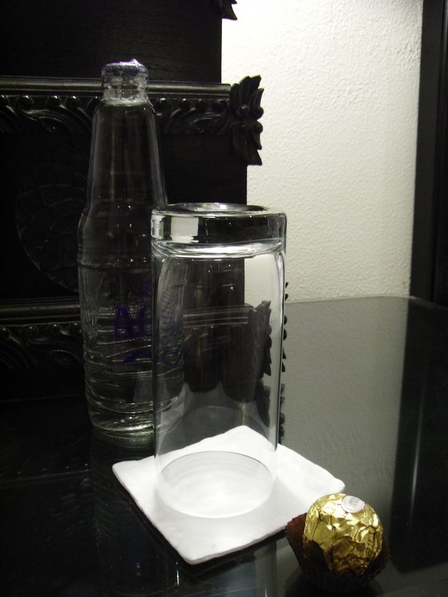 ■部屋■<br /><br />もうひとつのベッドサイドテーブル。<br /><br />お水は、洗面所と合わせて、１人２本毎日追加される。<br /><br />それにしても…何で瓶なんだろう？？<br /><br />ちなみに、『DANONE』のお水。<br />ヨーグルト以外の製品は初めて見たなぁ〜