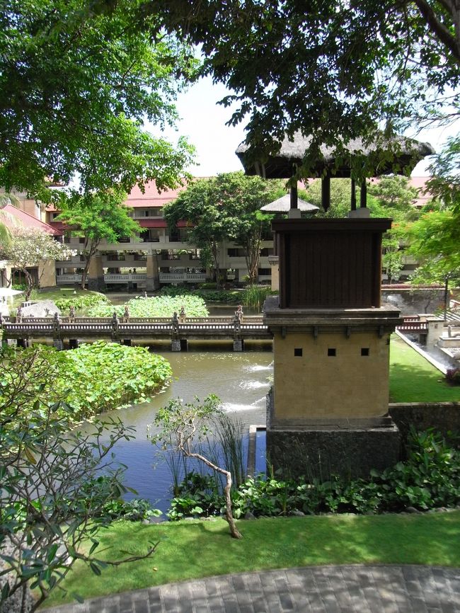 ■テラス■<br /><br />目の前はラグーン。<br /><br />アレ？メインのお庭側って事は…<br />結構ラッキーだったんじゃないの？？<br /><br />(pq≧v≦)♪<br />