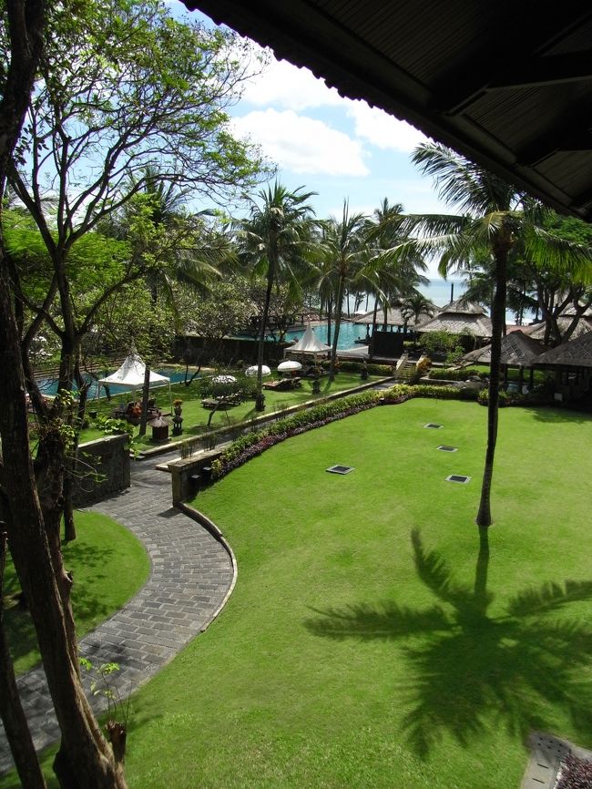 ■テラス■<br /><br />芝生の緑が、目に優しい♪<br /><br />