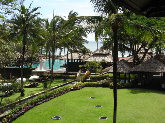 ■テラス■<br /><br />メインプールも海も見える！！<br /><br />波が高い証拠か、<br />部屋の中まで波の音がよく聞こえる！！<br />