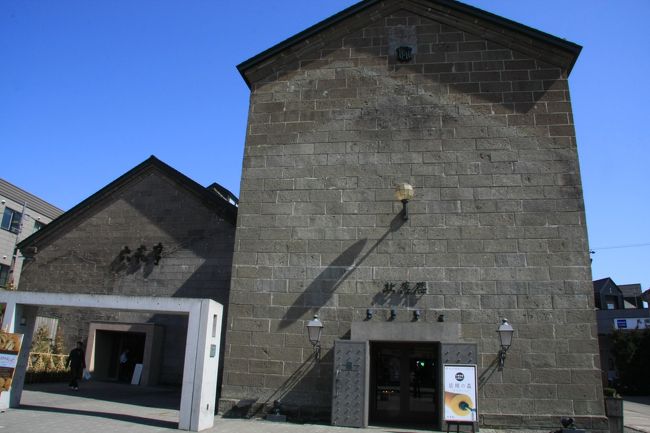 １２：０７　北菓楼<br /><br />六花亭の隣にはバームクーヘンで有名な北菓楼が。昔の蔵？を利用したんでしょうか、素敵な建物でした。