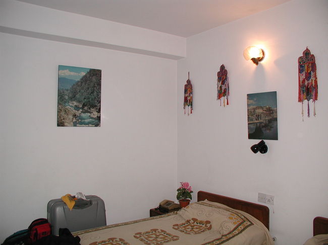 ヒマラヤの写真や民芸品が飾られている。