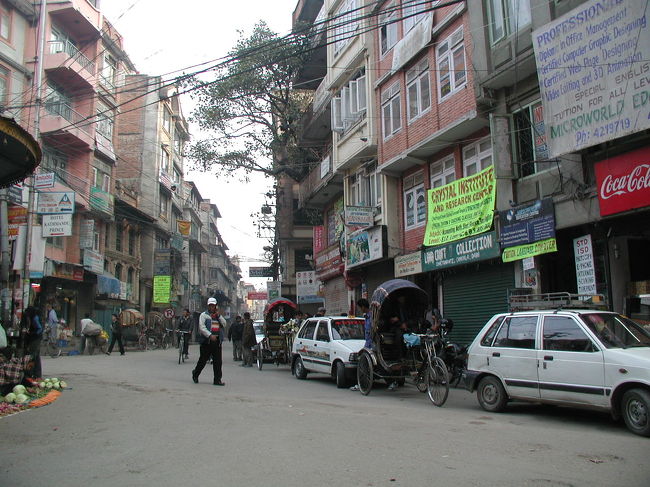 朝のタメルの街並み。