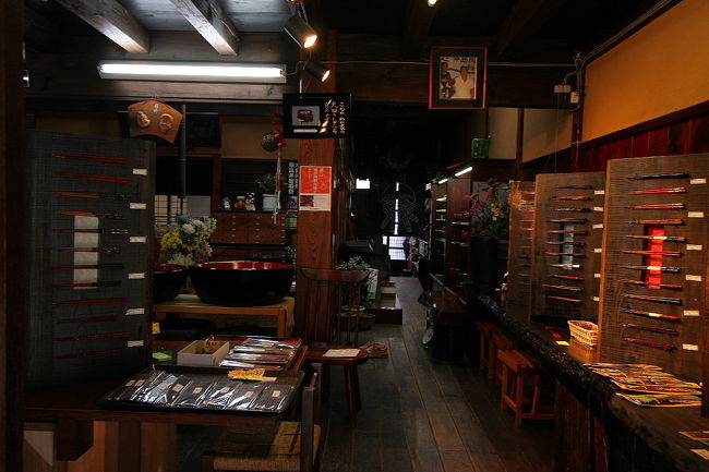 木曽は木の国、ロクロ製品や曲げ物、漆器、お箸などちょっとしたお土産には実用的でお手頃なものが沢山あります。<br />