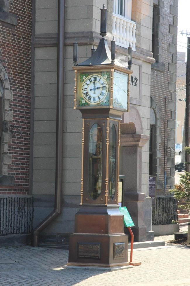 １２：１３　蒸気時計<br /><br />オルゴール堂のまん前にあります。オルゴール堂のホームページによると<br /><br />「この蒸気時計は、カナダの時計職人（レイモンドサンダース氏）により、カナダ・バンクーバー市の観光名所「ガスタウン」に1977年に作られたものと同型で、高さ5.5M、幅1M、重さ1.5トンのブロンズ製です。<br />時計自体は電動式となっておりますが、コンピューター制御により、ボイラーで蒸気を発生させ１時間毎に時刻を告げる他、１５分毎に蒸気で５音階のメロディーを奏でます。小樽オルゴール堂の本館前にある蒸気時計は記念写真の背景としても大人気です」<br /><br />とのことだそうです。私たちは時間と格闘しながら先を急いでましたので、メロディー奏でるなんてぜんぜん知りませんでした！！つぎは聞きたいな〜♪<br /><br />ここで北一硝子エリア終了！！次のポイントは寿司！！車でちょこっと移動〜