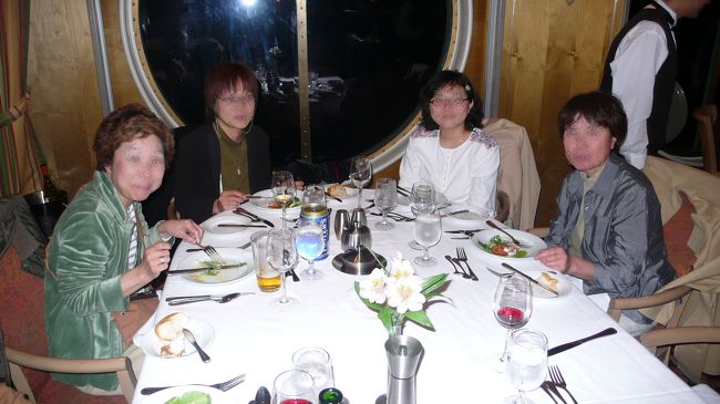 同席の若い女性グループ。<br />バイタリティ溢れる４人組でした。<br />若いと言うのは本当に素晴らしい事で、２度と戻っては来ませんから、チャンスを見つけて出掛けましょう。<br />