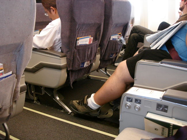 成田⇔那覇の路線は、国際線用の機体で運行されています。特別料金なしでＪクラスに乗れます。<br />足元広いです。<br />アメリカ人の乗客が多いこと！本当に「国内線？」