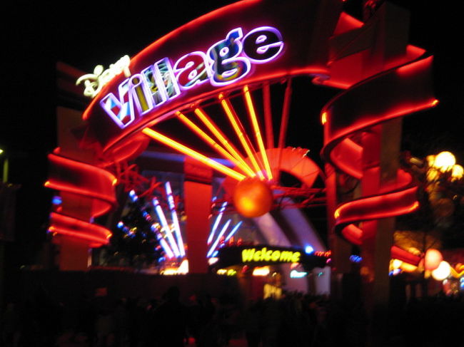 昼間は閑散としてたけど、<br />夜はネオンでグッと華やか！　