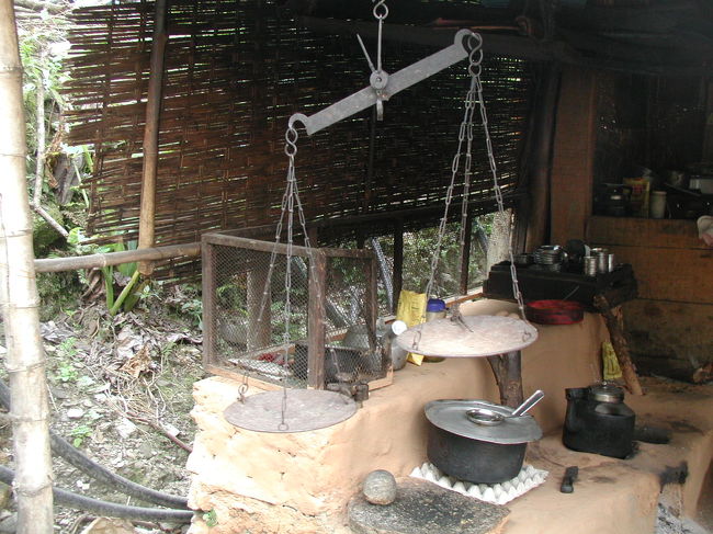 村の入り口にあるお店には<br /><br />天秤量りのようなものが・・・<br />何か、量り売りするものがあるのかな！