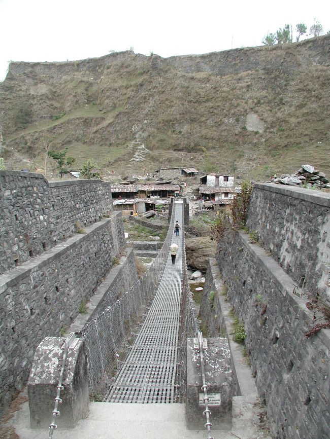 このつり橋を渡るとヒャンザ村。<br /><br />今夜はここでキャンピングである。<br /><br />このコルチョンピークのコースには新しいコースということもありバッテイというロッジはないので全泊キャンピングである。